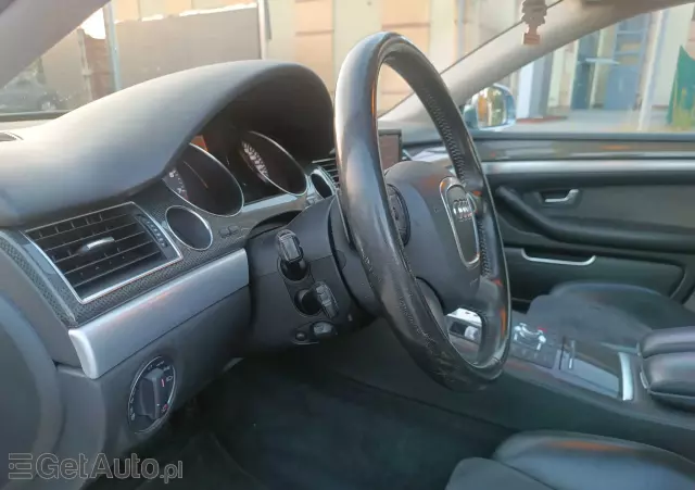 AUDI S8 