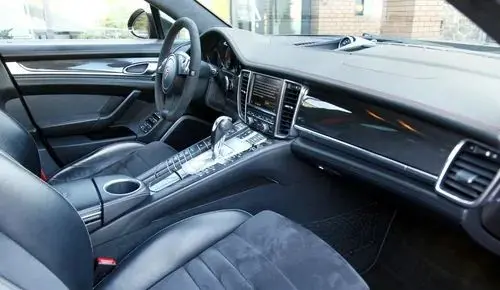 PORSCHE Panamera 