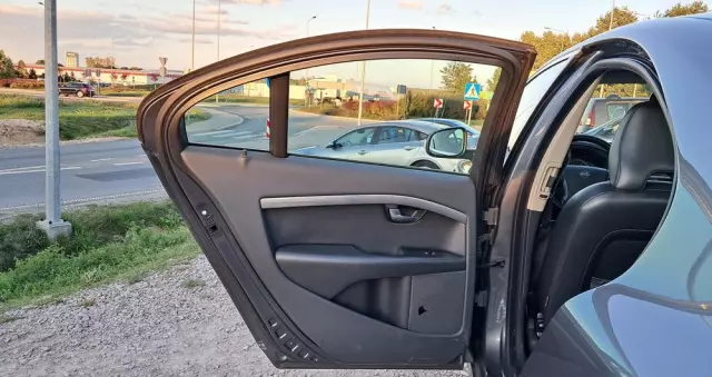 VOLVO S80 2.5T Momentum