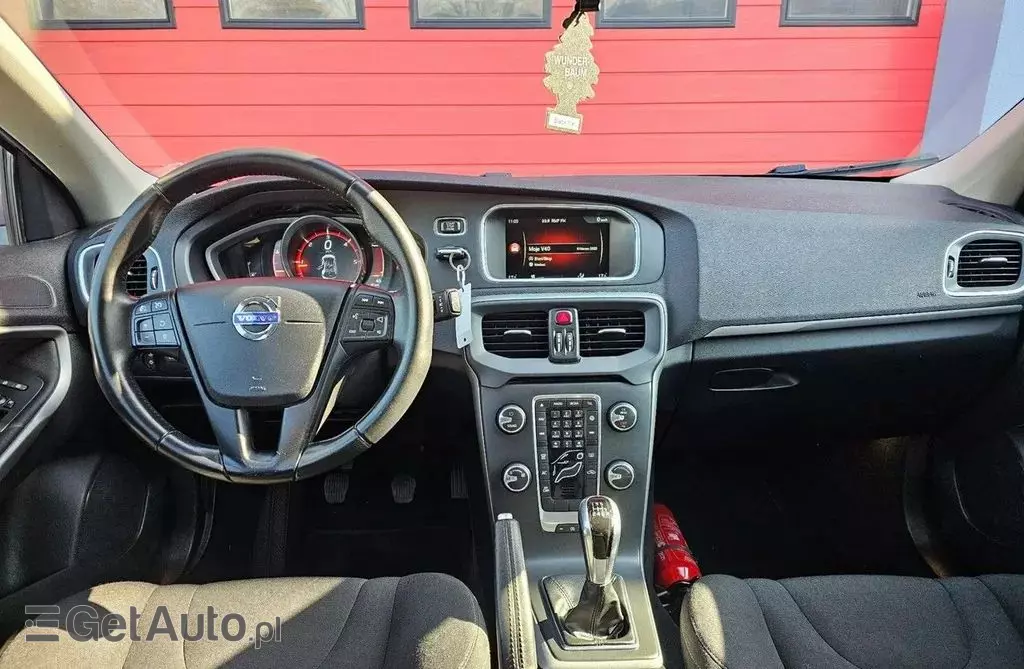 VOLVO V40 