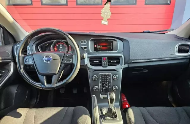 VOLVO V40 