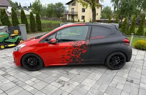 PEUGEOT 208 