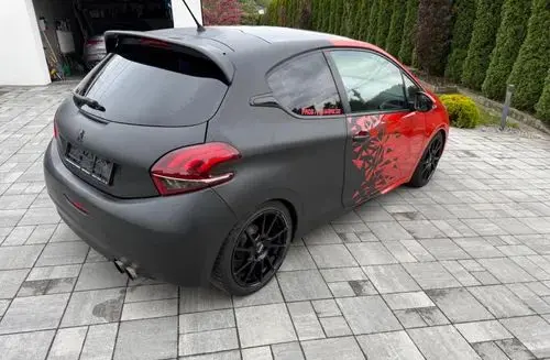 PEUGEOT 208 