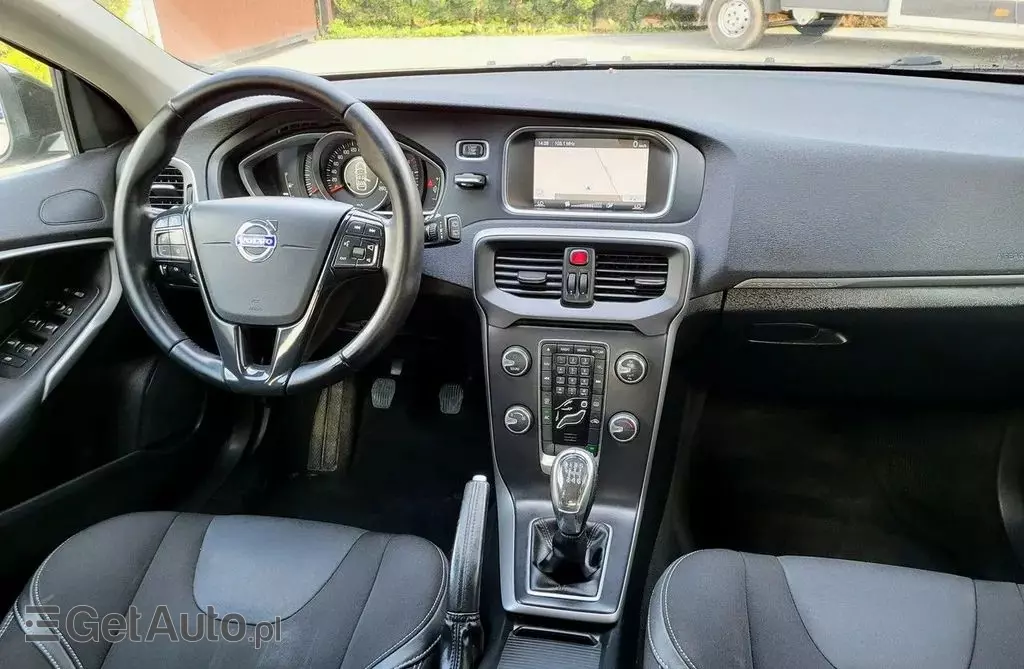 VOLVO V40 