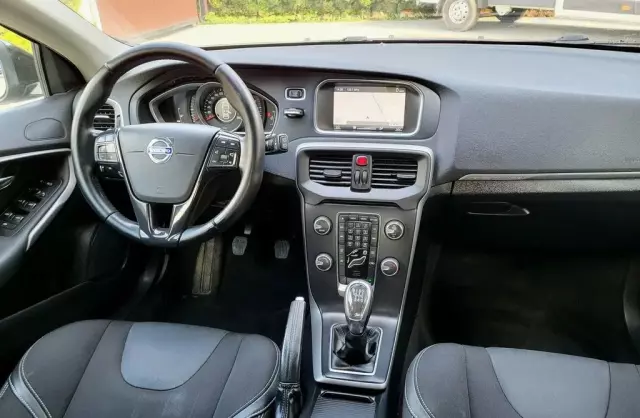 VOLVO V40 