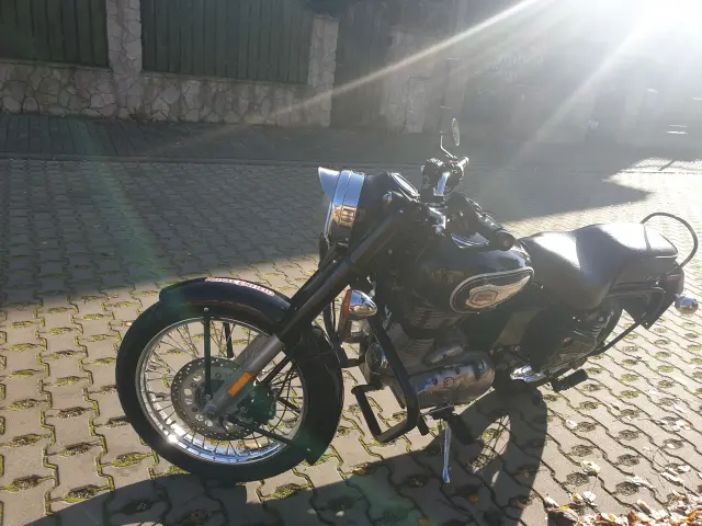 ROYAL ENFIELD Bulled 