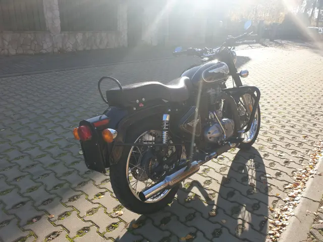 ROYAL ENFIELD Bulled 