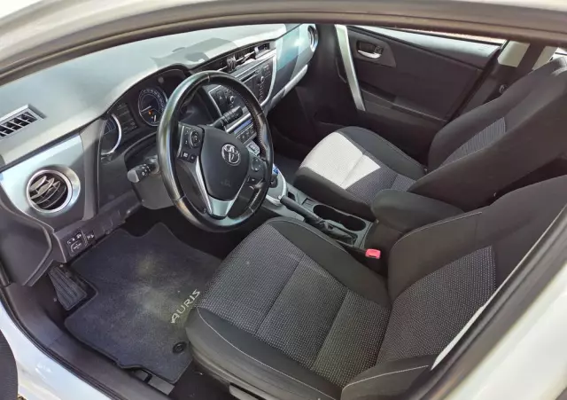 TOYOTA Auris Hybrid 135 Dynamic