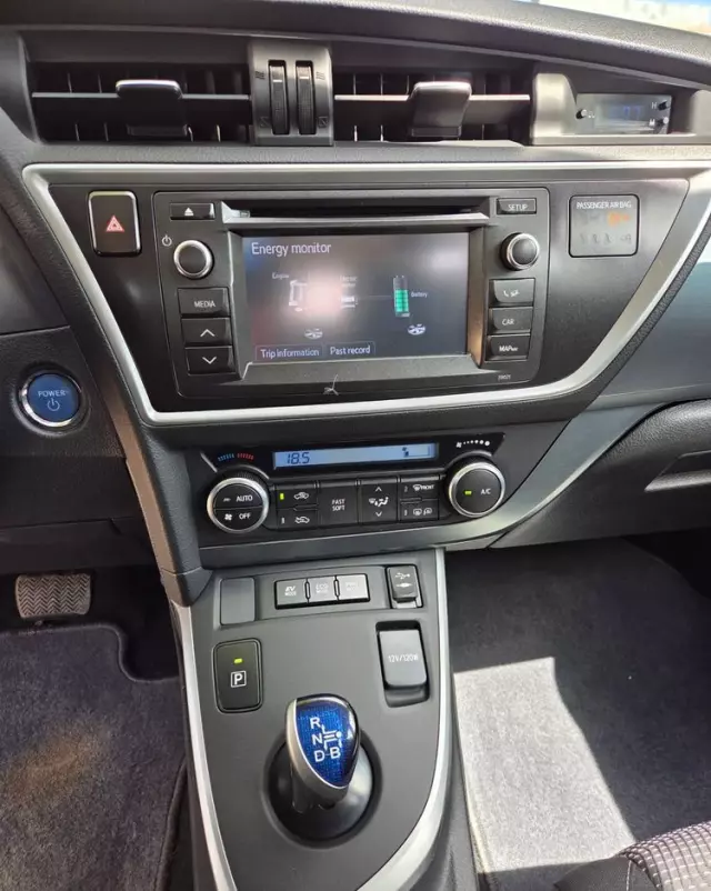TOYOTA Auris Hybrid 135 Dynamic
