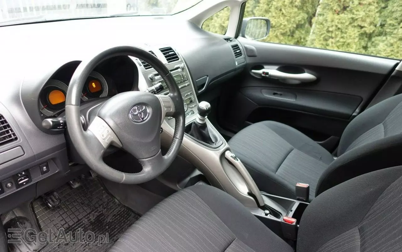TOYOTA Auris 