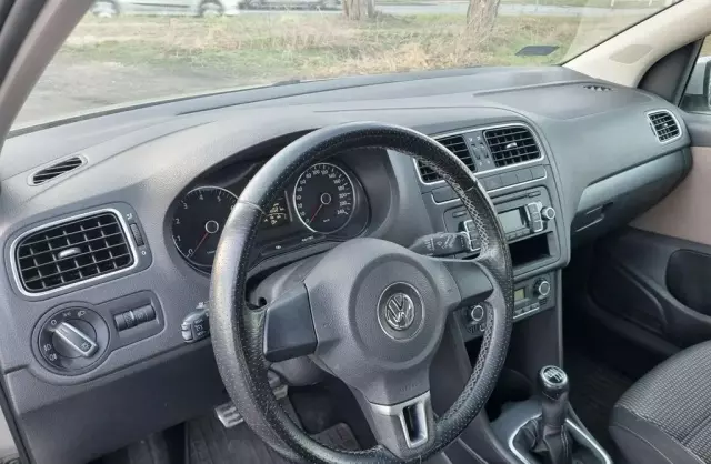VOLKSWAGEN Polo 
