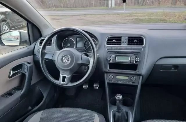 VOLKSWAGEN Polo 