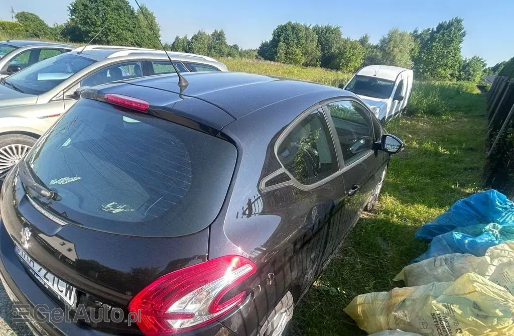 PEUGEOT 208 