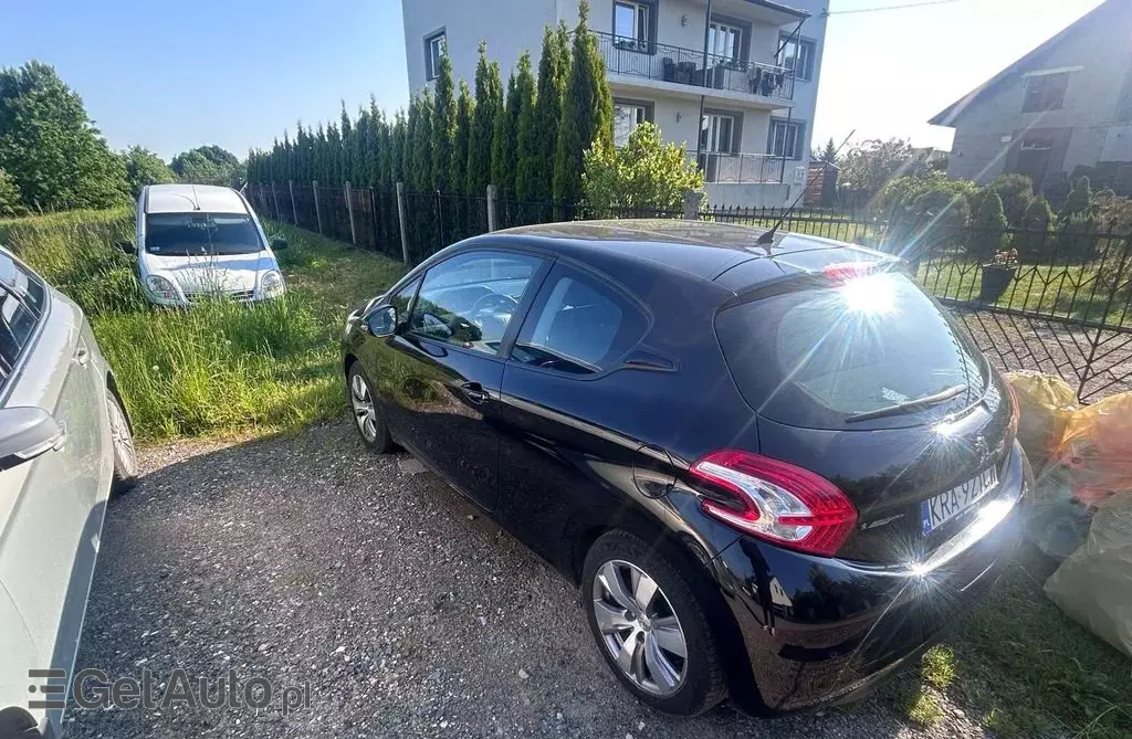 PEUGEOT 208 