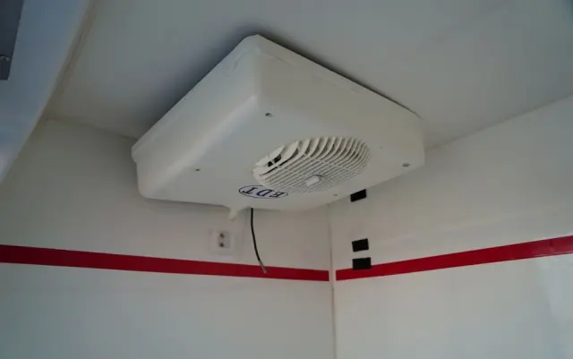 FORD TRANSIT / CHŁODNIA /  TRZY  ZABUDOWY IZOTERMICZNE / TRIO TEMPERATURA  / SPROWADZONY 