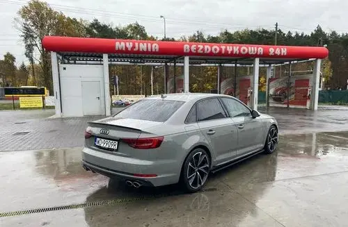 AUDI S4 