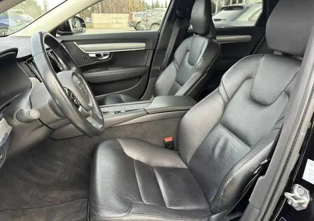 VOLVO V90 