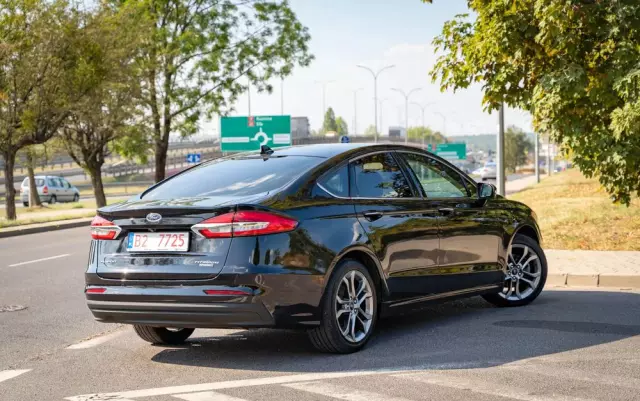 FORD Mondeo 2.0 Hybrid Titanium