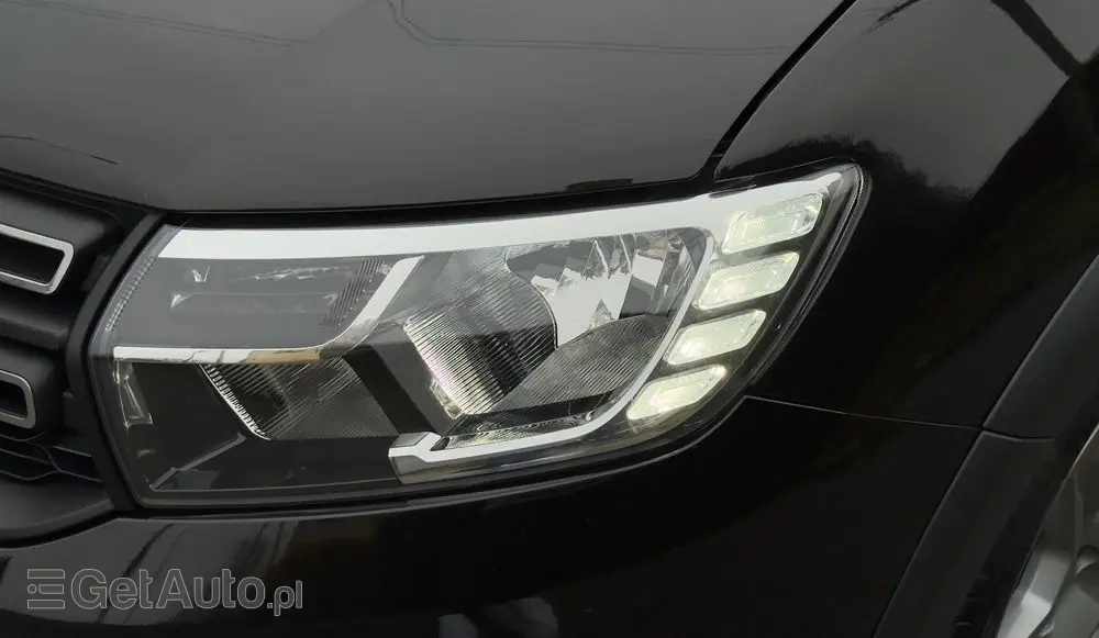 DACIA Logan TCe 90 S&S Stepway Celebration