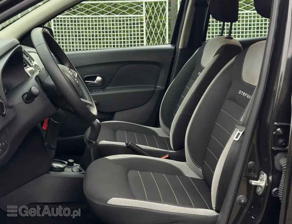 DACIA Logan TCe 90 S&S Stepway Celebration