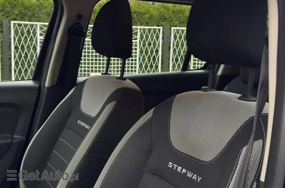 DACIA Logan TCe 90 S&S Stepway Celebration