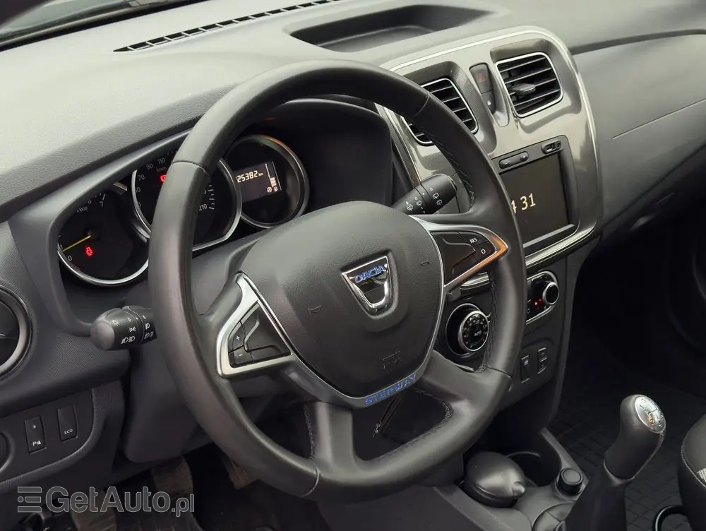 DACIA Logan TCe 90 S&S Stepway Celebration