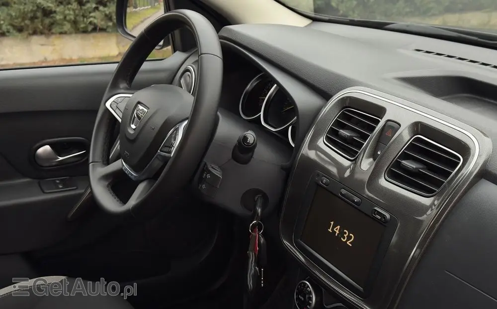 DACIA Logan TCe 90 S&S Stepway Celebration