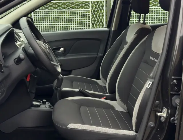 DACIA Logan TCe 90 S&S Stepway Celebration