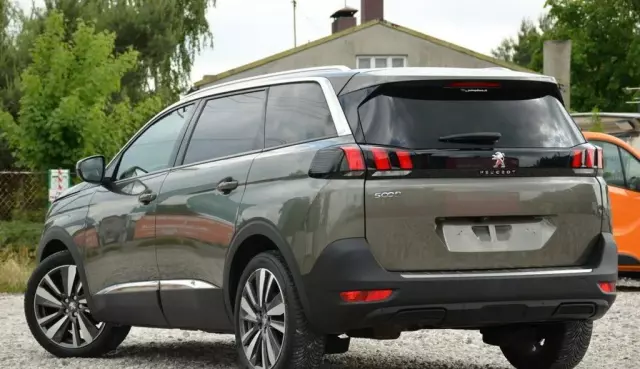 PEUGEOT 5008 