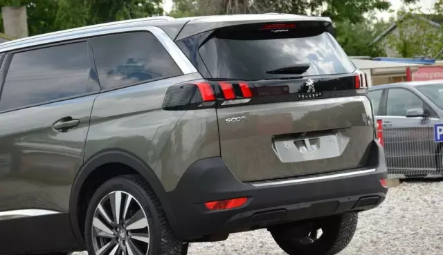 PEUGEOT 5008 
