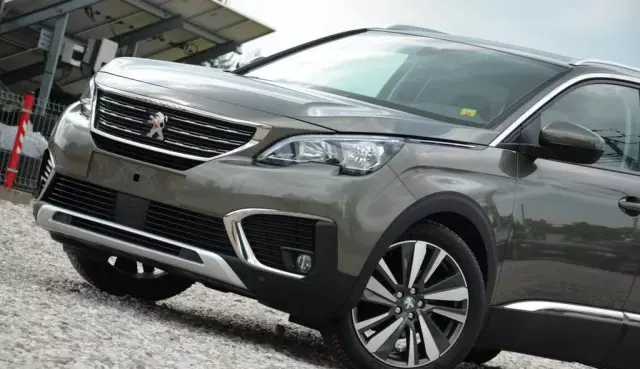 PEUGEOT 5008 