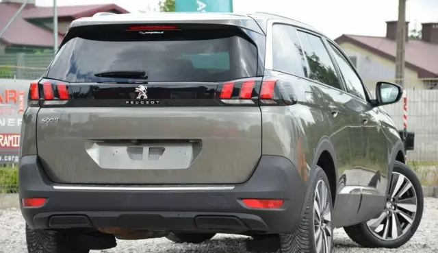 PEUGEOT 5008 