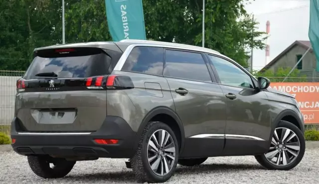 PEUGEOT 5008 