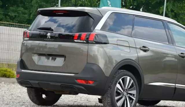 PEUGEOT 5008 
