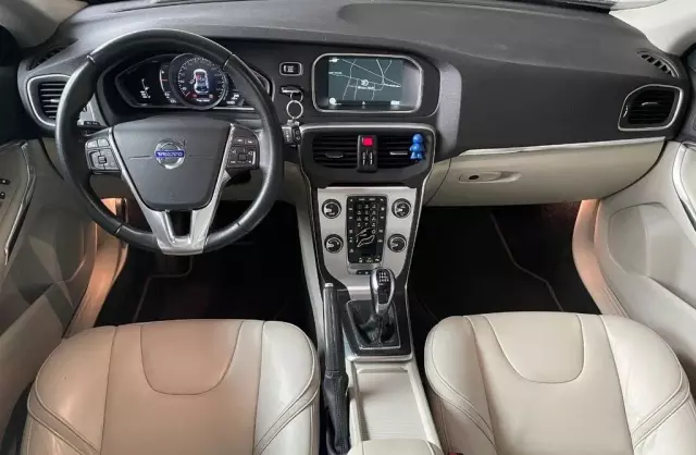 VOLVO V40 
