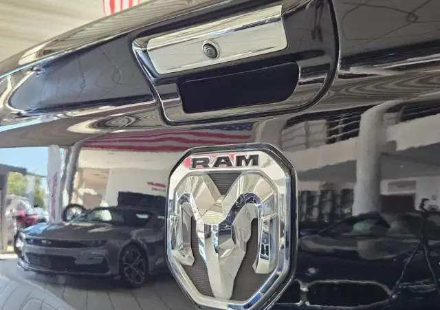 RAM 1500 5.7 Crew Cab Laramie