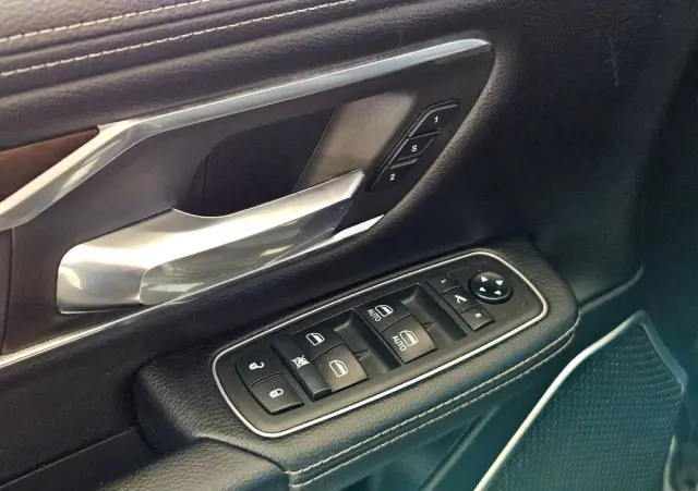 RAM 1500 5.7 Crew Cab Laramie