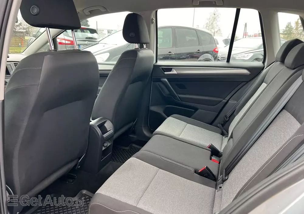 VOLKSWAGEN Golf Sportsvan 