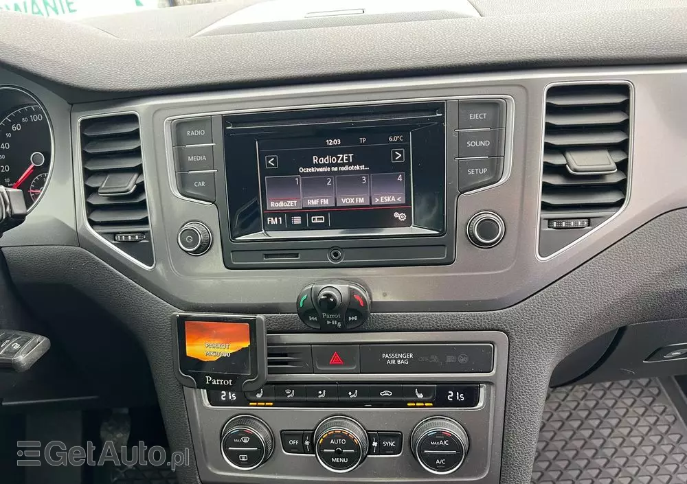 VOLKSWAGEN Golf Sportsvan 