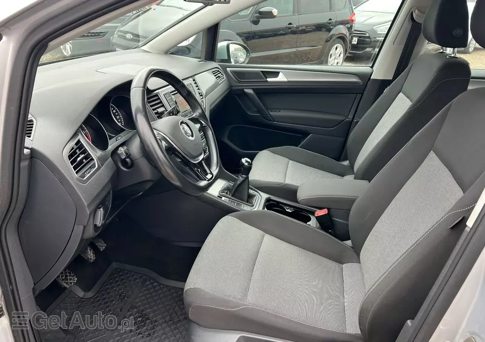 VOLKSWAGEN Golf Sportsvan 