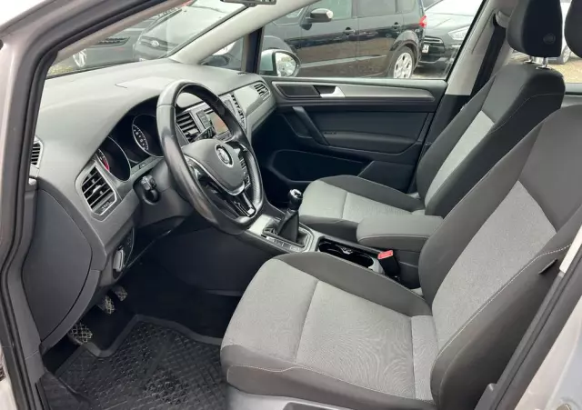 VOLKSWAGEN Golf Sportsvan 