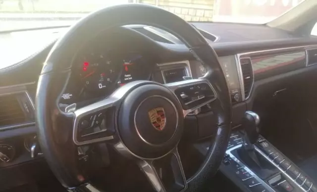PORSCHE Macan 