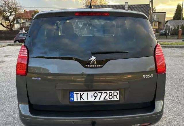 PEUGEOT 5008 