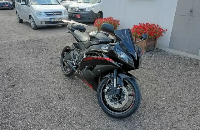 YAMAHA R6 