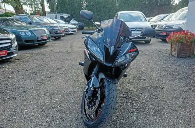 YAMAHA R6 