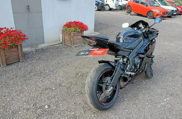 YAMAHA R6 