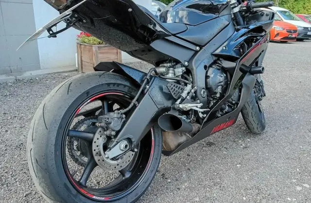 YAMAHA R6 