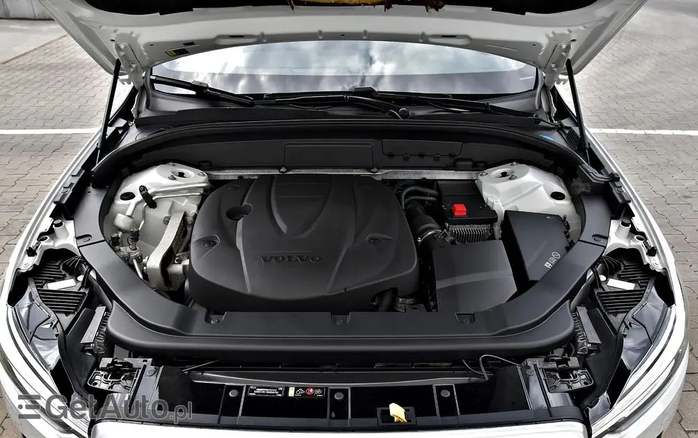 VOLVO XC 60 D4 R-Design