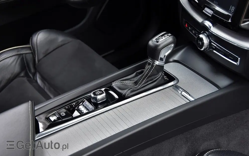 VOLVO XC 60 D4 R-Design