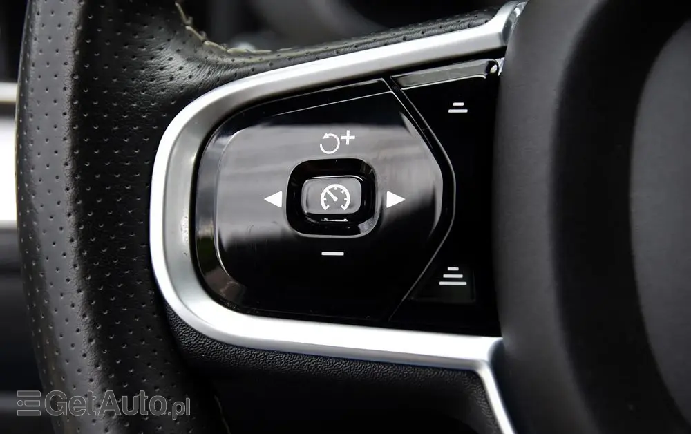 VOLVO XC 60 D4 R-Design